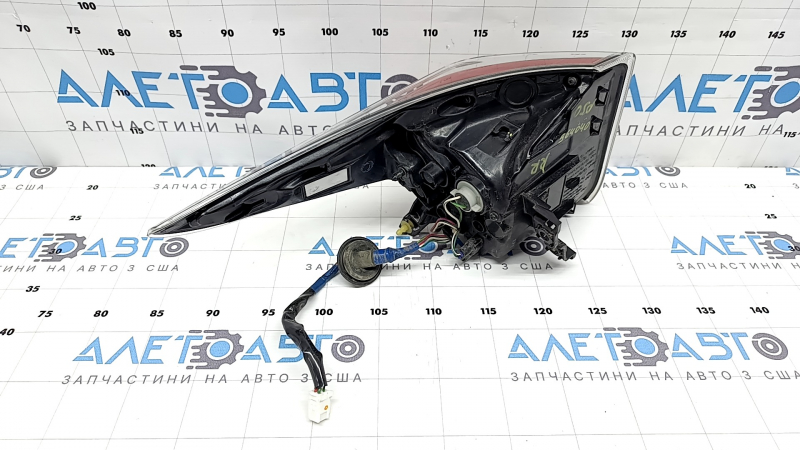 Фонарь верхний крыло правый Toyota Prius 50 16-18 царапины, надломано крепление, стекло грязное изнутри