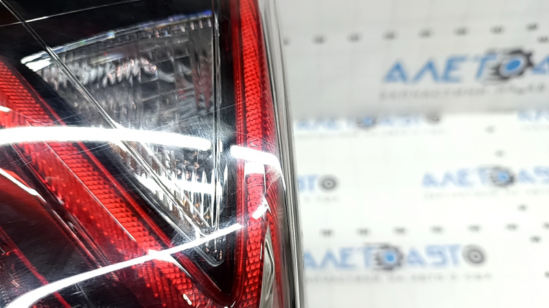 Фонарь верхний крыло правый Toyota Prius 50 16-18 царапины, надломано крепление, стекло грязное изнутри