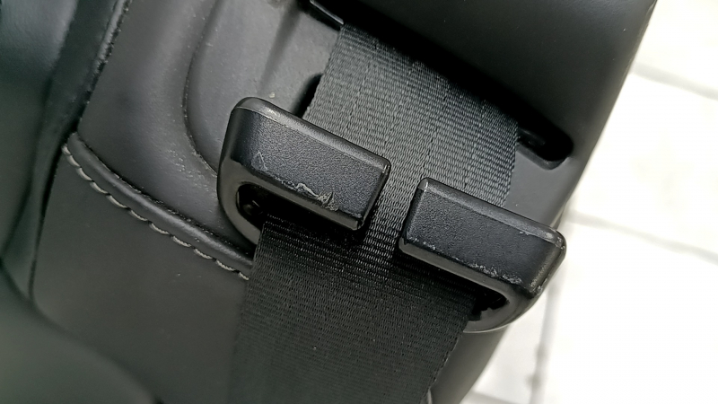 Заднее сиденье центральное Volvo XC90 16-23 кожа черная, наппа, под 3 ряда, с ремнем безопасности, детское кресло, примято, царапины