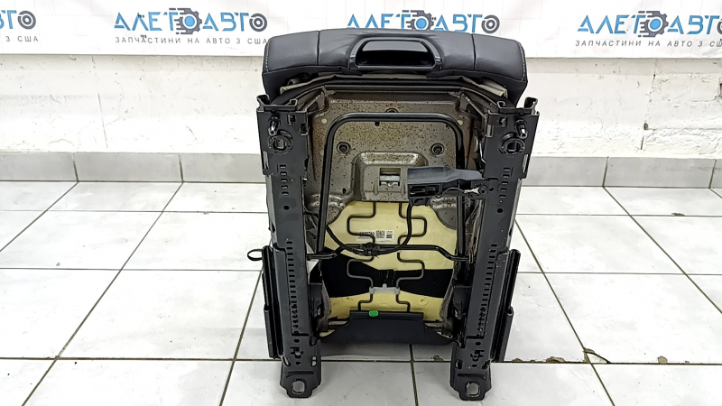 Заднее сиденье центральное Volvo XC90 16-23 кожа черная, наппа, под 3 ряда, с ремнем безопасности, детское кресло, примято, царапины
