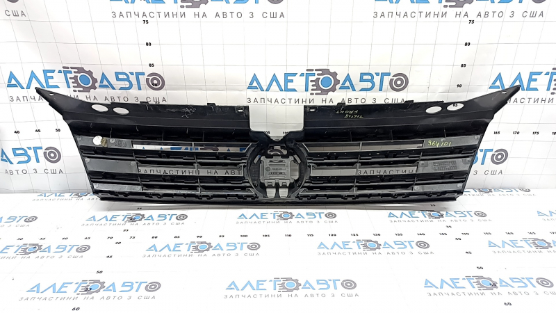 Решетка радиатора grill VW Tiguan 18-21 без эмблемы, 3 хром полоски, сверху черный глянец, тычки на хроме