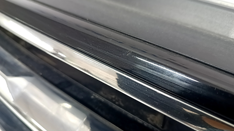 Решетка радиатора grill VW Tiguan 18-21 без эмблемы, 3 хром полоски, сверху черный глянец, тычки на хроме