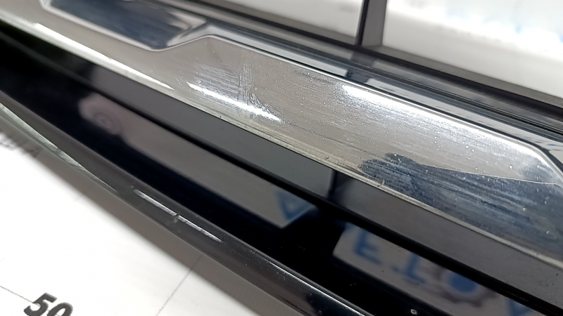 Решетка радиатора grill VW Tiguan 18-21 без эмблемы, 3 хром полоски, сверху черный глянец, тычки на хроме