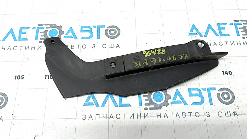 Apărătoarea de noroi din bara de protecție față dreapta de la Volvo XC90 16-19 este uzată