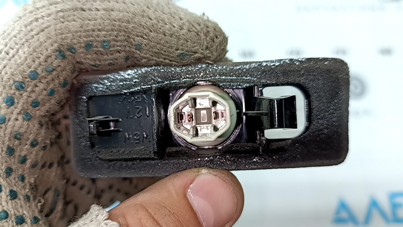 Iluminarea numărului de la ușa portbagajului dreapta Toyota Prius V 12-17