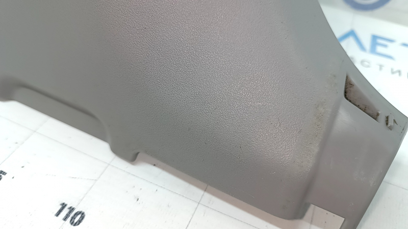 Накладка центральной стойки нижняя правая Toyota Prius V 15-17 серая, потерта, побелел пластик
