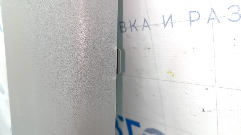 Накладка центральной стойки нижняя правая Toyota Prius V 15-17 серая, потерта, побелел пластик