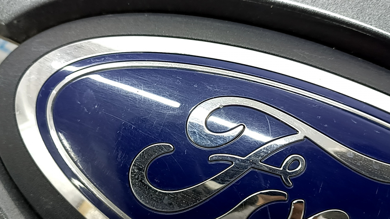 Решетка радиатора в сборе Ford F150 15-20 с эмблемой, царапины, надломана, сломано крепление