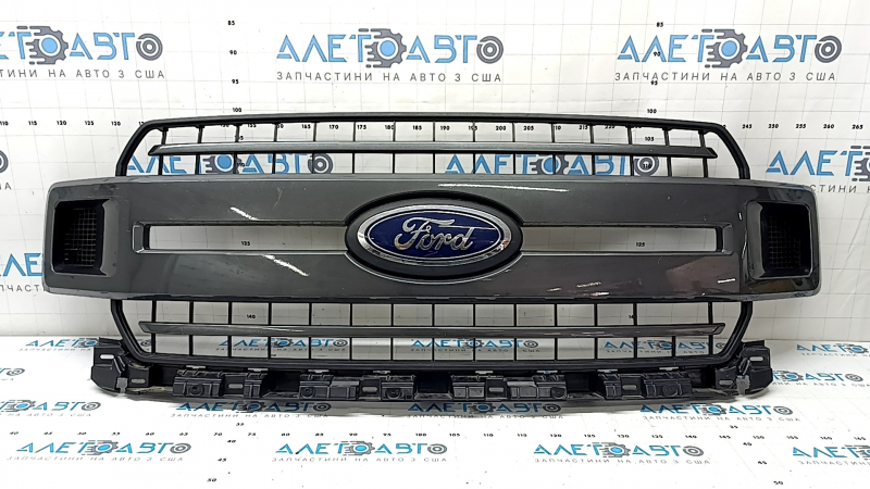 Решетка радиатора в сборе Ford F150 15-20 с эмблемой, царапины, надломана, сломано крепление