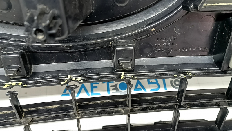 Решетка радиатора в сборе Ford F150 15-20 с эмблемой, царапины, надломана, сломано крепление