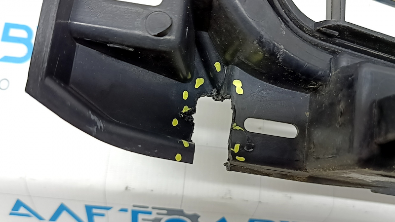 Решетка радиатора в сборе Ford F150 15-20 с эмблемой, царапины, надломана, сломано крепление