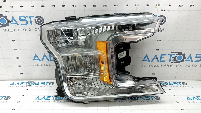Фара передняя правая Ford F-150 18-20 голая, галоген, сломаны крепления, надломан корпус, трещины в стекле