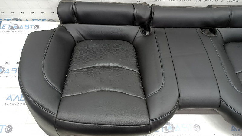Pernă banchetă spate Chevrolet Volt 16-18, piele neagră cu cusături albastre, perforată, lovituri
