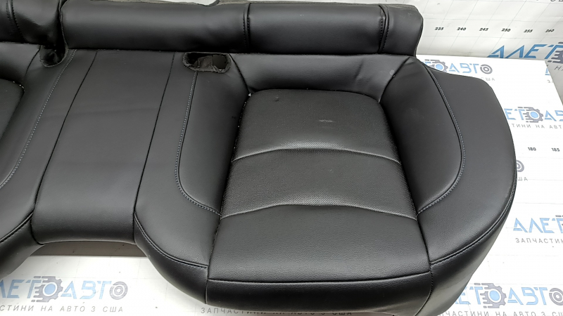 Pernă banchetă spate Chevrolet Volt 16-18, piele neagră cu cusături albastre, perforată, lovituri