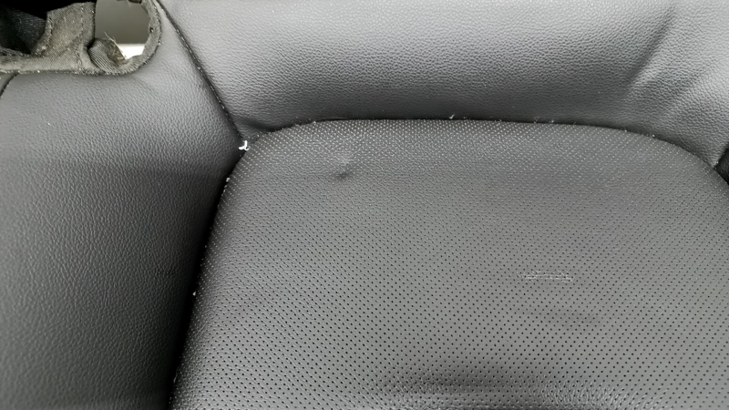 Pernă banchetă spate Chevrolet Volt 16-18, piele neagră cu cusături albastre, perforată, lovituri