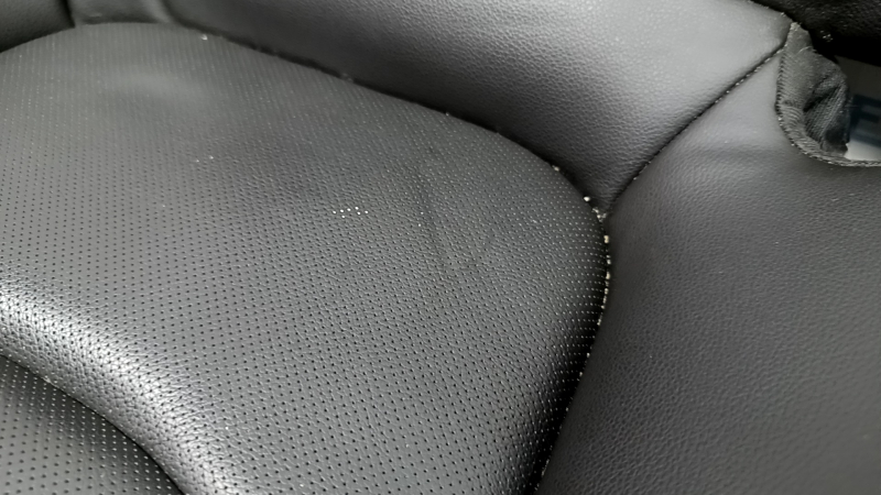 Pernă banchetă spate Chevrolet Volt 16-18, piele neagră cu cusături albastre, perforată, lovituri
