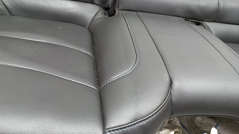 Pernă banchetă spate Chevrolet Volt 16-18, piele neagră cu cusături albastre, perforată, lovituri