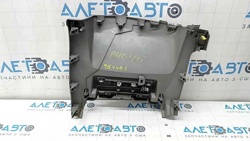 Ornamente gri pe bordul central inferior al Toyota Prius V 15-17, zgârieturi