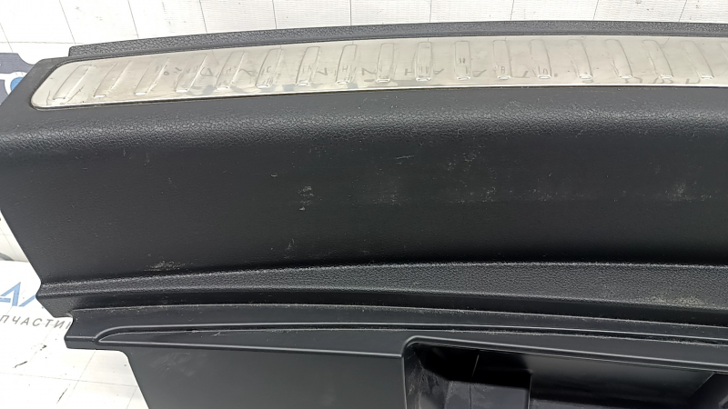 Накладка проема багажника Porsche Macan 15-25 черная, хром накладки, царапины, сломано крепление