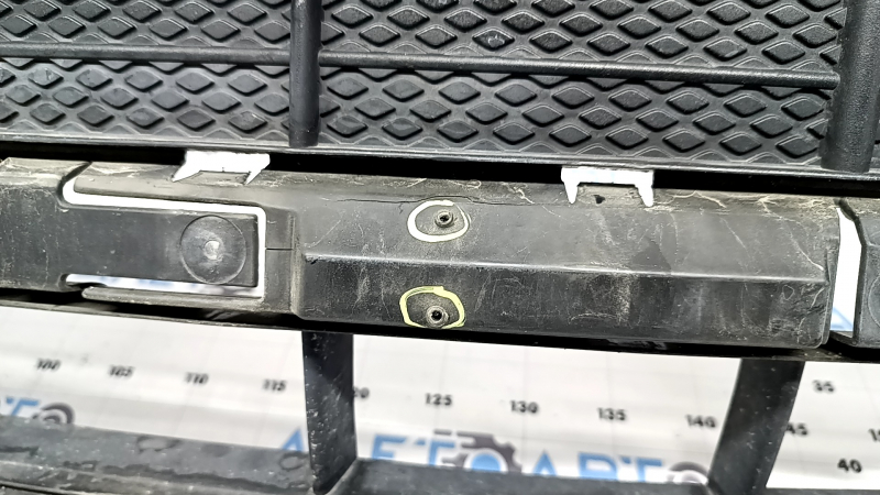 Grilă bară față, centrală, Porsche Macan 15-18, structură, pentru senzori de parcare, găuri care nu sunt din fabrică, elemente de fixare rupte
