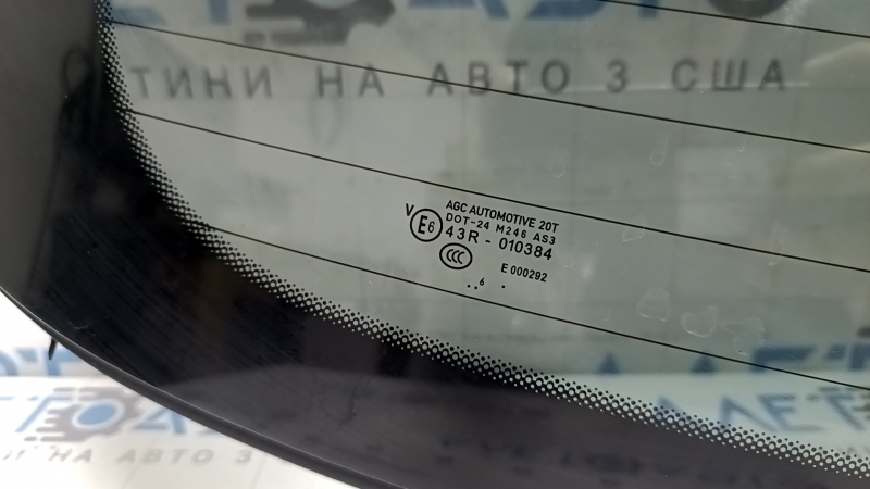 Geam spate pentru portbagajul unui Porsche Macan 17-18