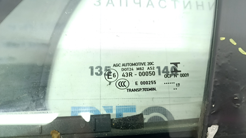 Geamul triunghiular al ușii din stânga față a unui Porsche Macan 15-18 are un strat umflat.