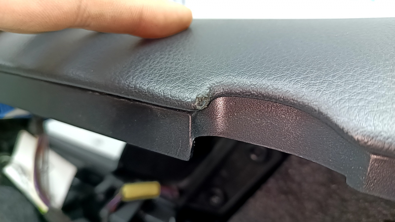 Ornamente ușă, placă dreapta față, Porsche Macan 15-26, negru, bază, inserție negru lucios, cotieră piele neagră, zgârieturi pe mulaj, ruptură