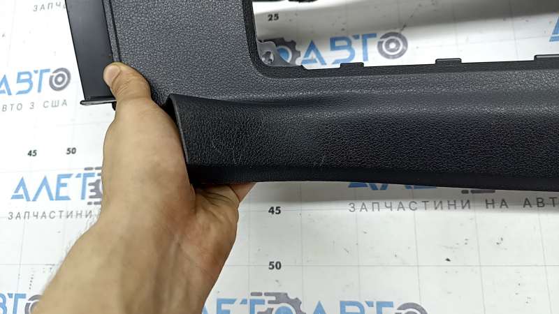 Накладка порога задняя правая Porsche Macan 15-26 черная под airbag, царапины, под химчистку