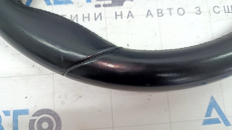 Volanul este gol, din piele, negru, încălzit, cu butoane, padele și ornamentele laterale și are zgârieturi.