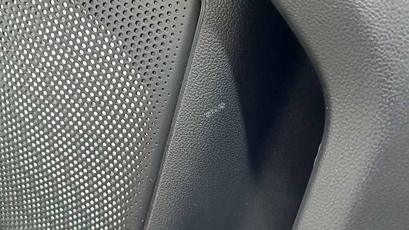 Panou ușă stânga față pentru Ford Escape MK4 2020-2022, negru cu inserție din plastic negru, cotieră din piele neagră, ornament gri, cu mâner, zgârieturi, lovituri