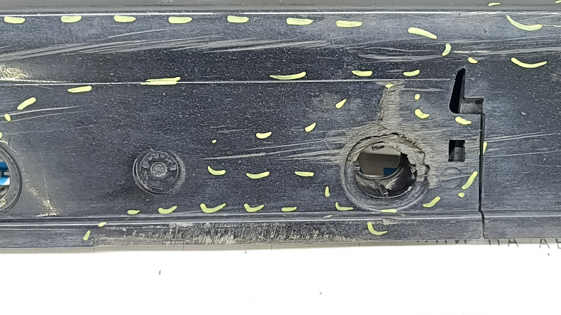 Порог правый Toyota Prius V 12-17 черный, надломано крепление, царапины, надорван