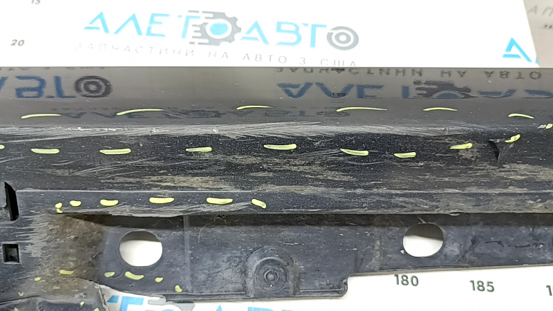 Порог правый Toyota Prius V 12-17 черный, надломано крепление, царапины, надорван