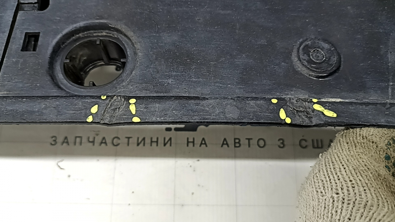 Порог левый Toyota Prius V 12-17 черный, с брызговиком, примят, царапины, трещины, сломано крепление