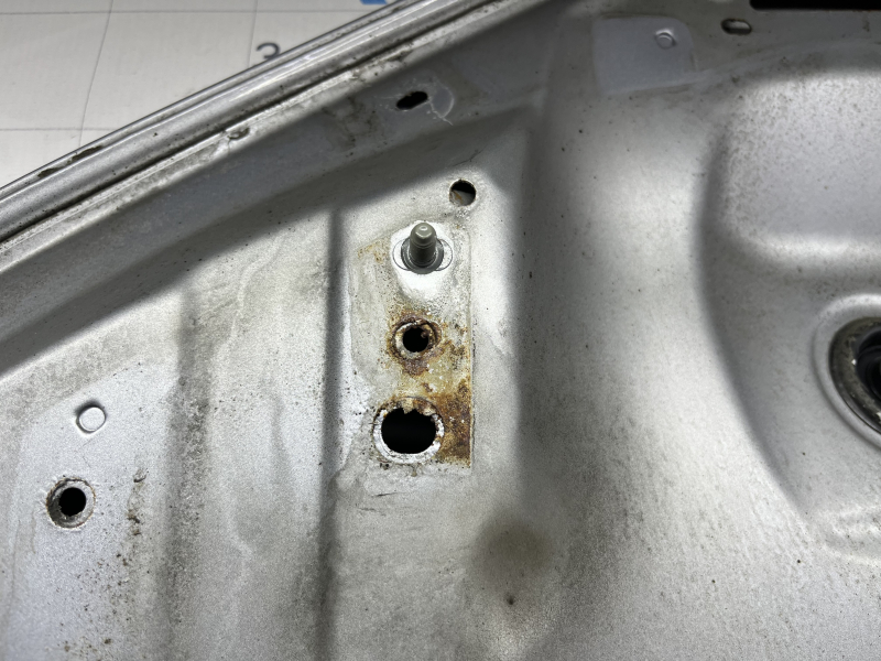 Капот голый Audi A4 B9 17-25 сталь, серебро LZ7G, коррозия, крашенный, тычка