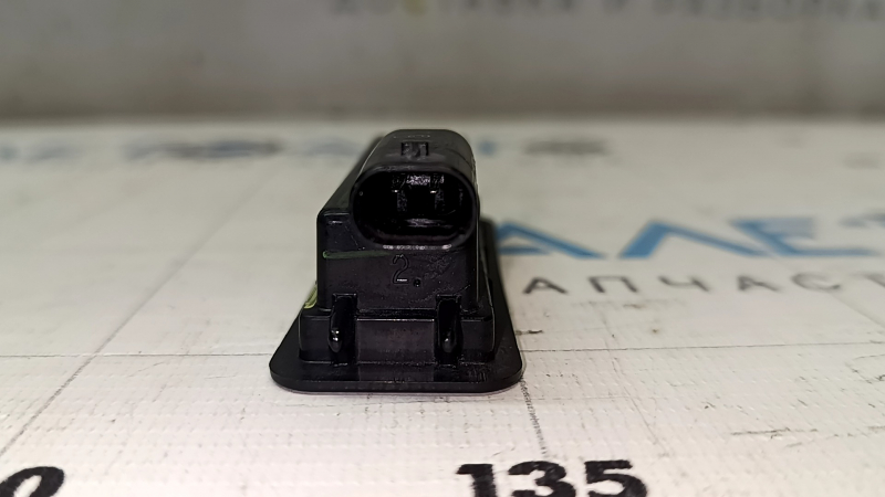 Подсветка номера двери багажника левая Jeep Compass 17-26 сломана защелка