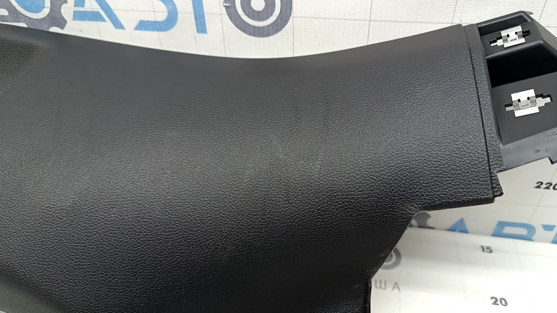 Накладка задней стойки нижняя правая VW Jetta 19-26 черная царапины