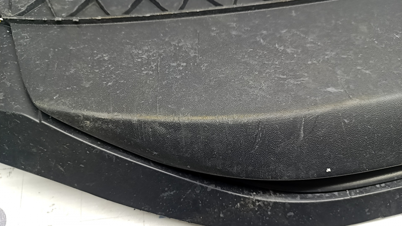 Губа заднего бампера VW Jetta 22-26 царапины
