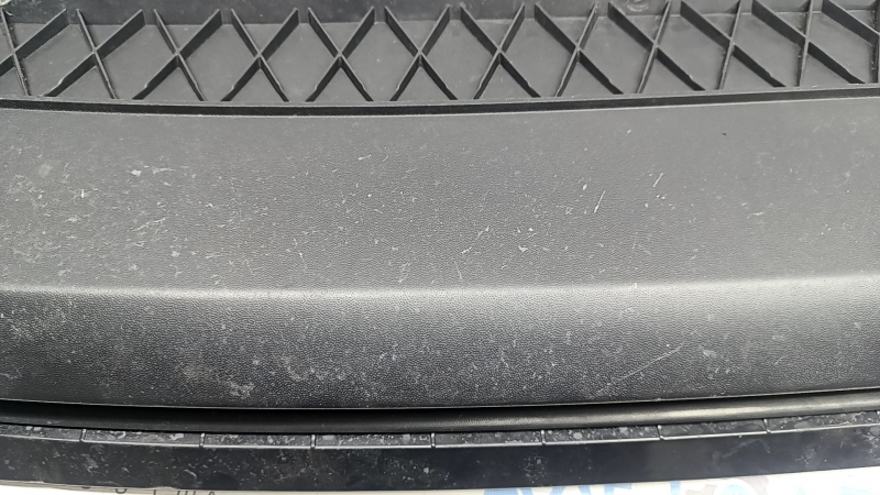 Губа заднего бампера VW Jetta 22-26 царапины