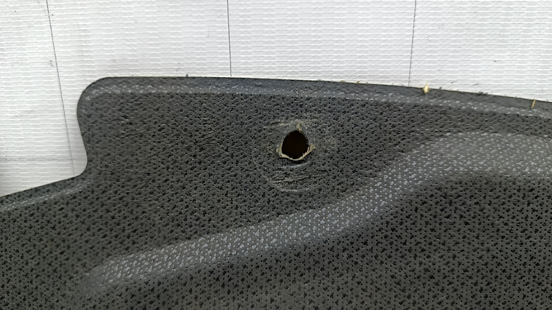 Rupturi la izolația capotei Toyota Prius 50 19-22