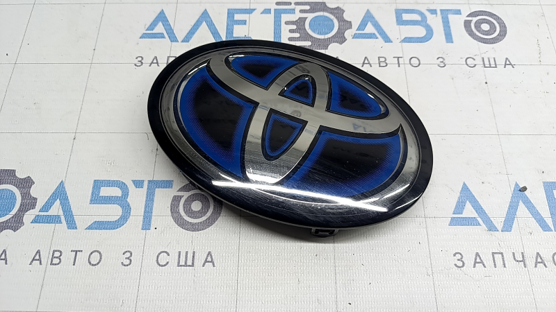 Emblemă grilă radiator Toyota Prius 50 19-22 pentru radar, necesită lustruire, elemente de fixare crăpate