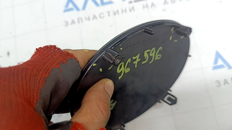 Emblemă grilă radiator Toyota Prius 50 19-22 pentru radar, necesită lustruire, elemente de fixare crăpate