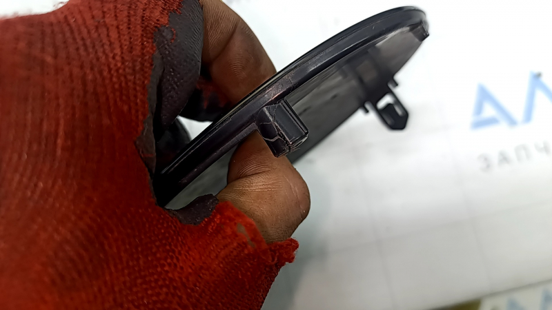 Emblemă grilă radiator Toyota Prius 50 19-22 pentru radar, necesită lustruire, elemente de fixare crăpate