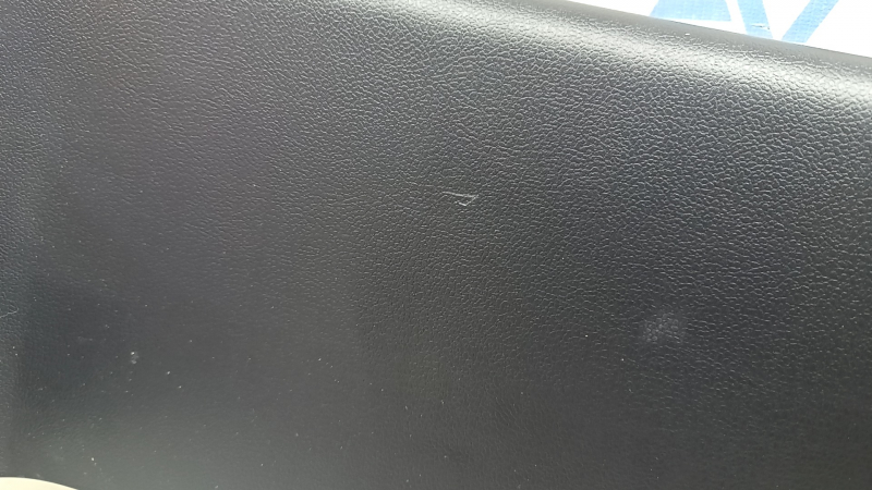 Обшивка двери багажника центральная Toyota Prius 50 16-22 черная под дворник, царапина
