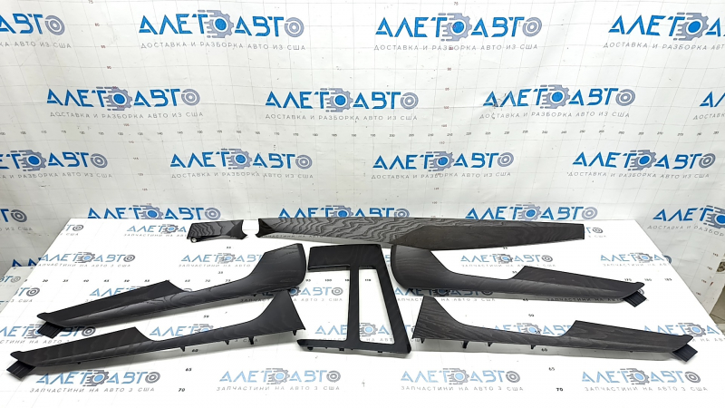 Un set de ornamente interioare pentru Audi A6 C8 19-21 cu aspect de lemn închis, textură, zgârieturi, ghidaj rupt