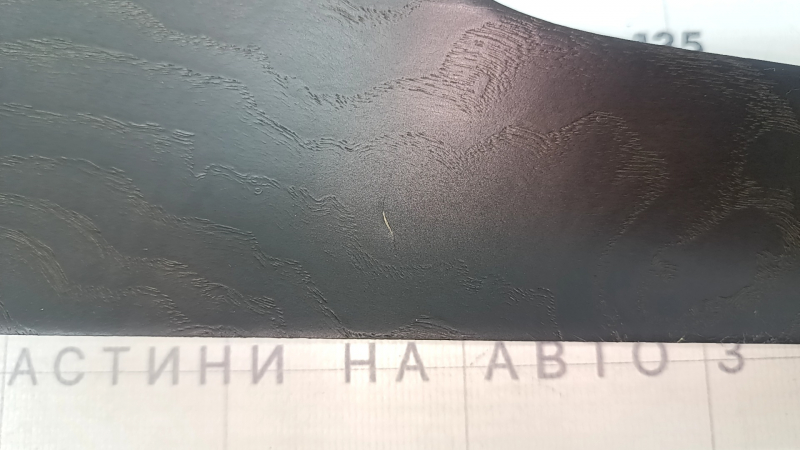 Un set de ornamente interioare pentru Audi A6 C8 19-21 cu aspect de lemn închis, textură, zgârieturi, ghidaj rupt
