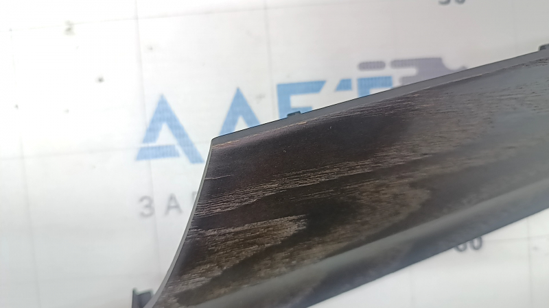 Un set de ornamente interioare pentru Audi A6 C8 19-21 cu aspect de lemn închis, textură, zgârieturi, ghidaj rupt