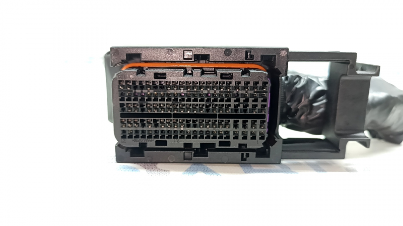 Фишка на блок ECU компьютер двигателя Porsche Macan 17-26 2.0T правая
