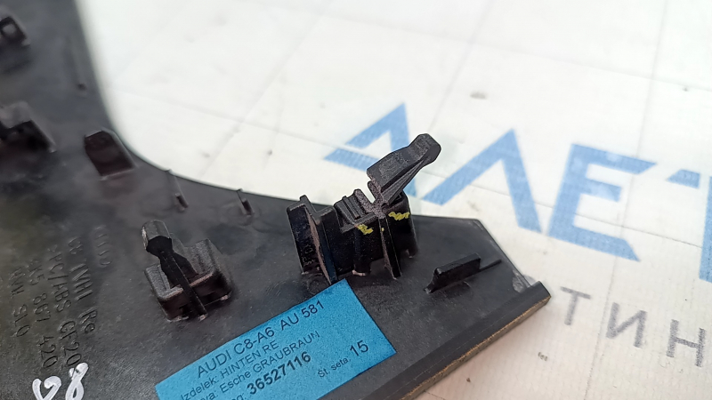 Un set de ornamente interioare pentru Audi A6 C8 19-21 cu aspect de lemn închis, textură, zgârieturi, ghidaj rupt