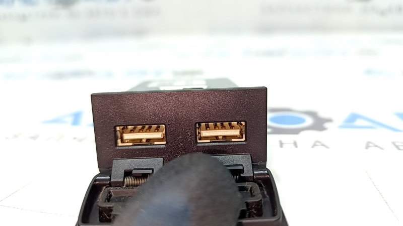 Hub-ul USB AUX pentru Toyota Prius 50 16-22 are un suport defect.