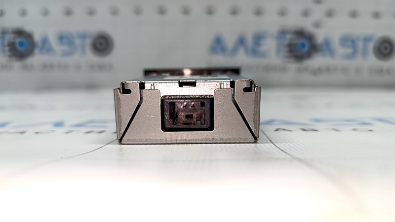 Hub-ul USB AUX pentru Toyota Prius 50 16-22 are un suport defect.